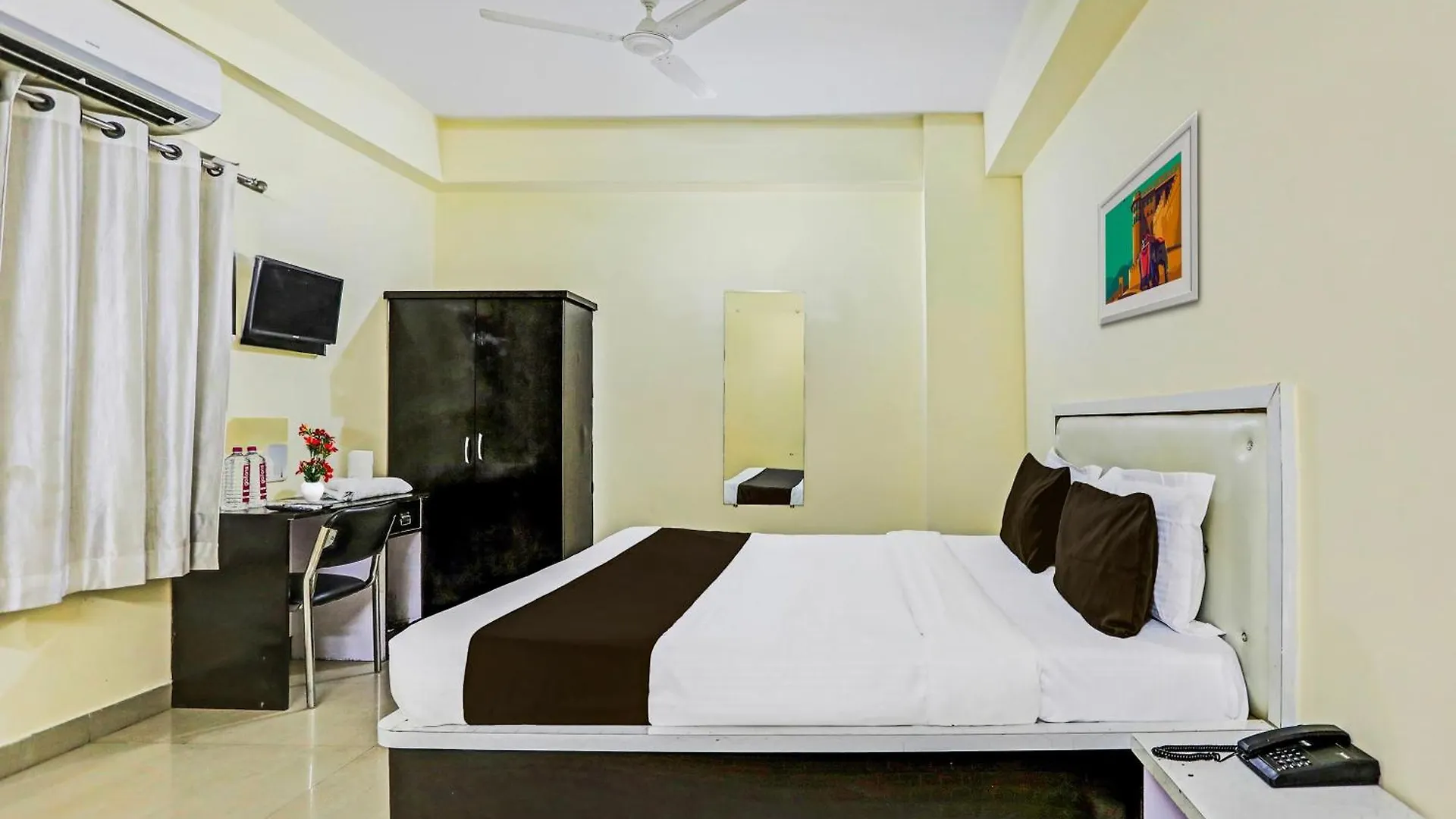 Super Hotel O Hyderabad Gate Iit Bhu Varanasi India